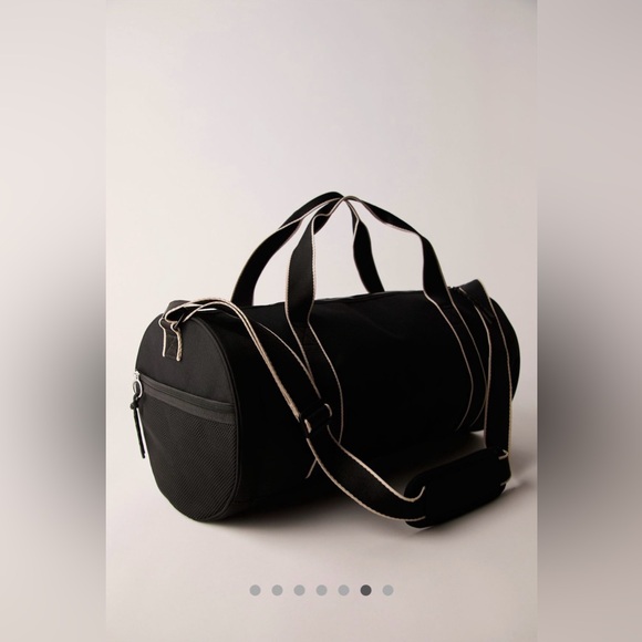 NWT FREE PEOPLE MOVEMENT Good Sport Duffle Bag | Black MSRP $78 - Picture 6 of 12